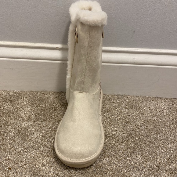 NWOT Michael Kors faux fur snow boots. Size 5. - Picture 2 of 14
